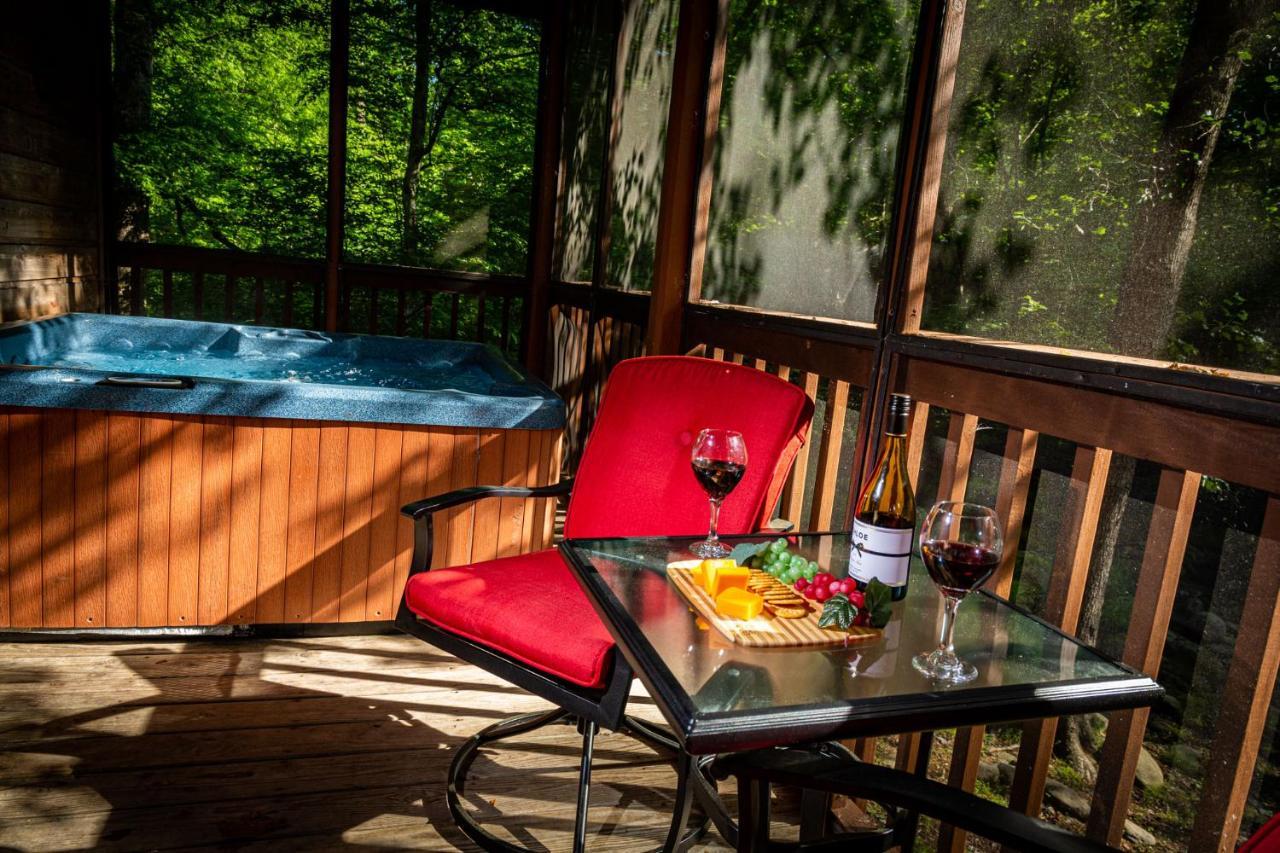 Bear Footin' On The Creek Βίλα Gatlinburg Εξωτερικό φωτογραφία